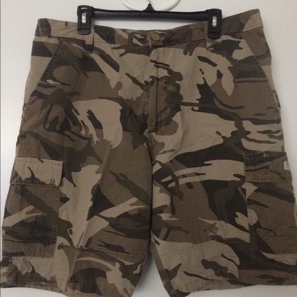❤Two Pairs of Wrangler Camouflage Cargo Shorts - Picture 1 of 8